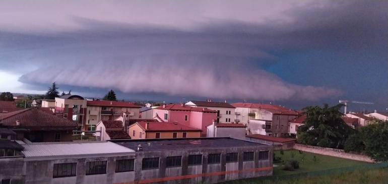 Viharok rekordméretű jéggel Olaszországban. Mi okozta őket?