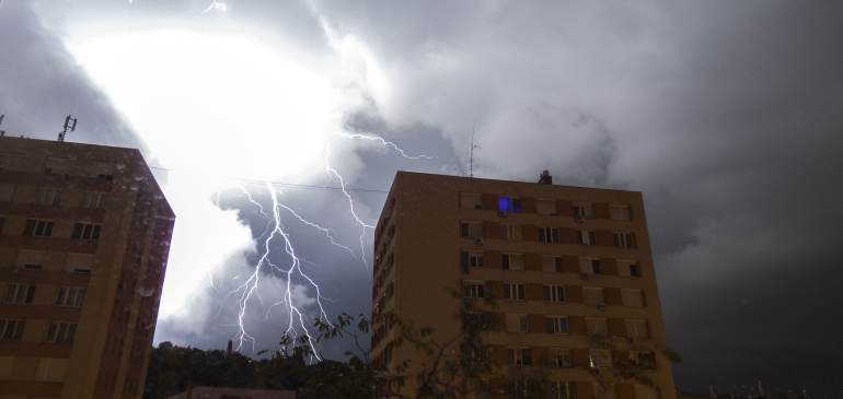 Villámcsapásokkal és özönvízzel csapott le a vihar Budapestre