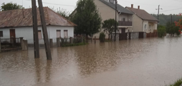 Víz öntött el egy falut Borsodban