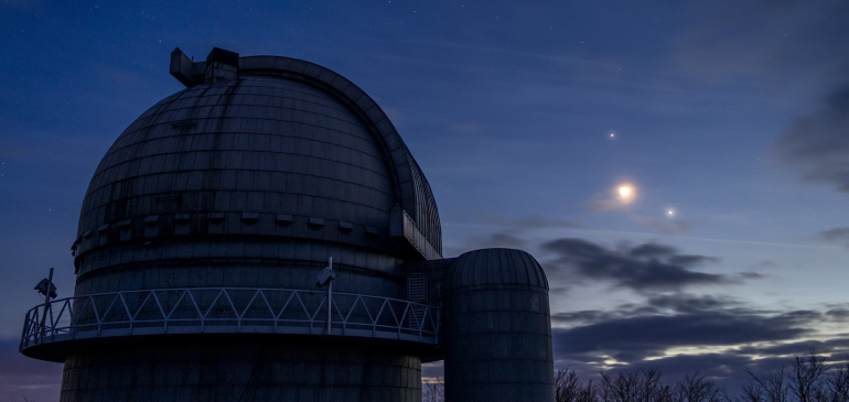 A Hold a Jupiterrel, majd az Uránusszal is együttáll