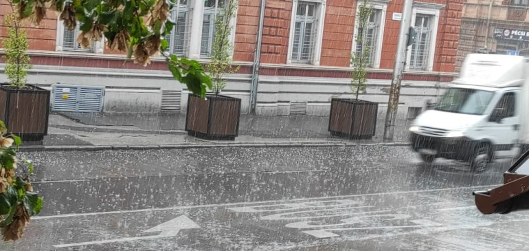 Kisebb villámárvíz volt Pécsett