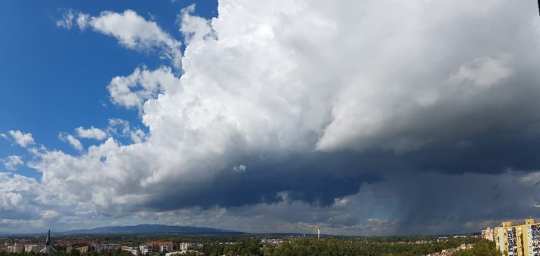 Néhol dörgött, néhol irizált az ég
