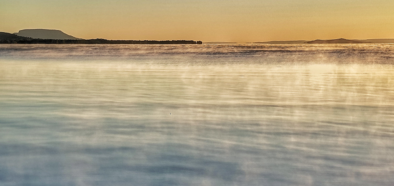 Így gőzölgött reggel a Balaton
