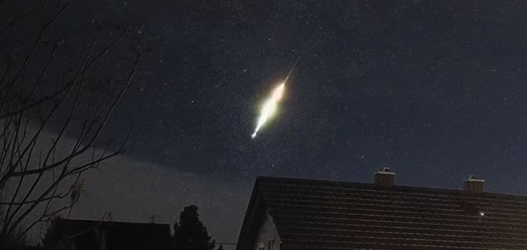 Fényes tűzgömb ragyogott fel az égen