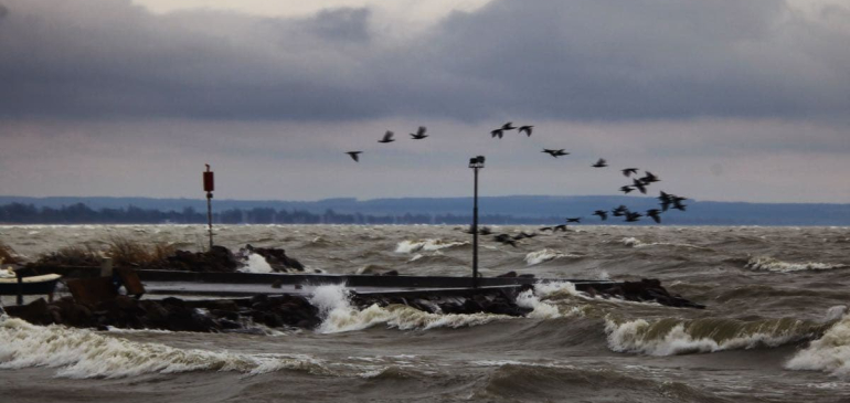 100 km/órás szél korbácsolta a hullámokat a Balatonnál