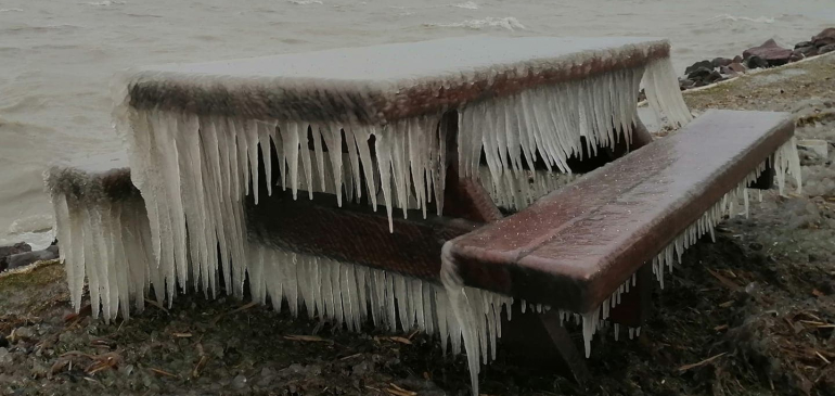 Alakulnak az első jégszobrok a Balatonnál
