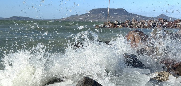 Orkán erejű széllel érkezett a front a Balatonra