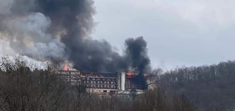 Hatalmas lángokkal égett a visegrádi Silvanus Hotel
