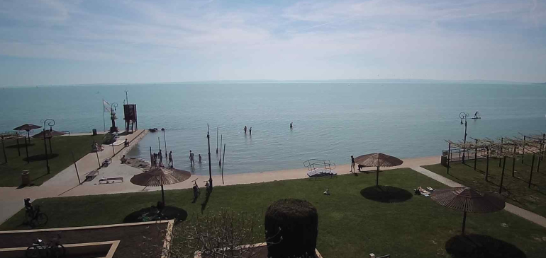 Már fürdenek a Balatonban