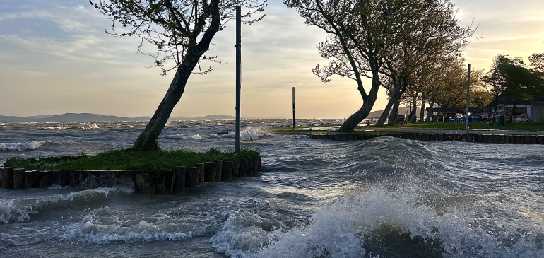 Vízben állt a Balaton déli partja