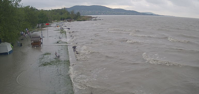 Elöntötte a Balaton a badacsonyi strandot