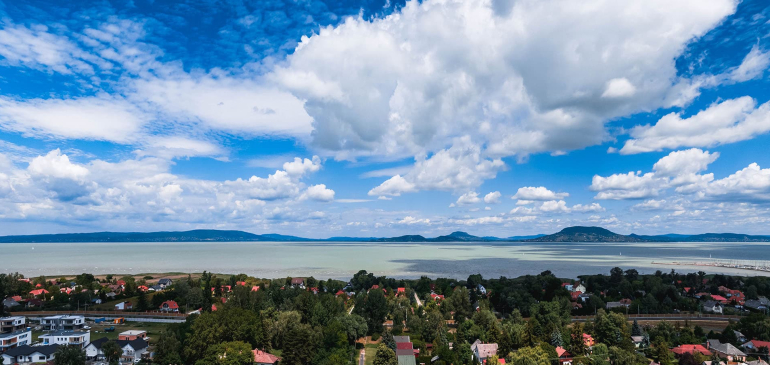 Fürödjünk vagy hajózzunk 1-jén a Balatonnál?