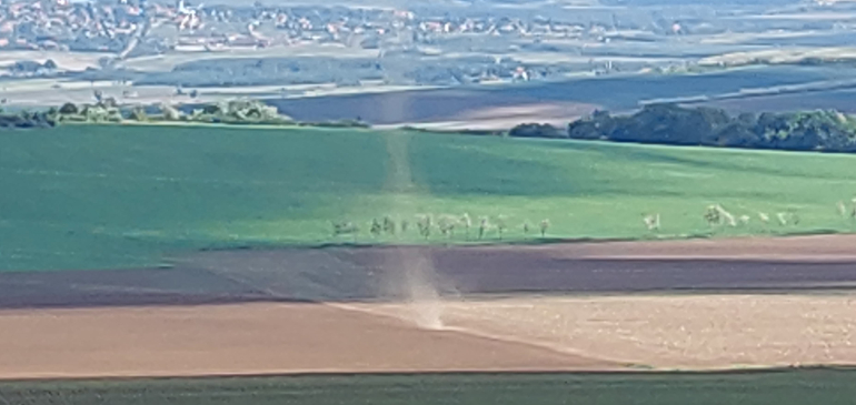 Porördög táncolt a szántóföld fölött Zemplénben