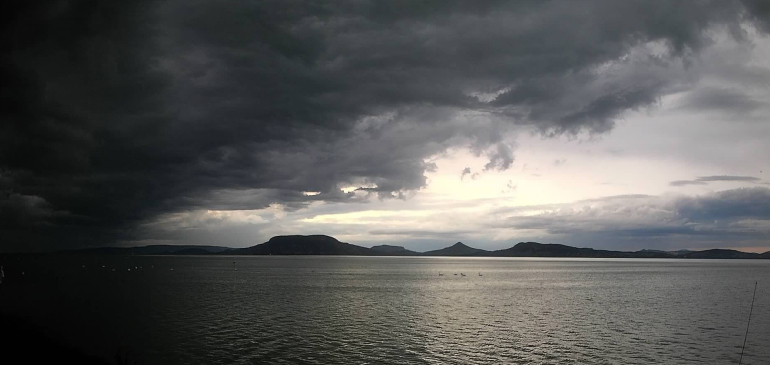 Háborgó felhők a Balaton felett (videó)