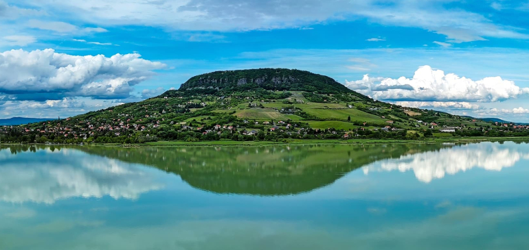 A záporok előtt még ilyen tükörsima volt a Balaton vize
