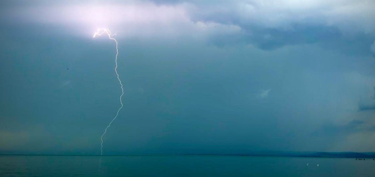A Balatonra már dél körül lecsapott a vihar