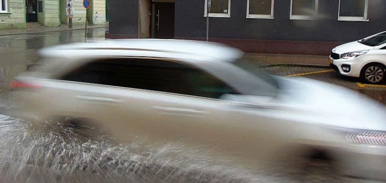 Egert betalálta pár égi dézsa vízzel, jéggel
