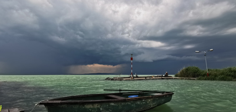 Türkiz színekben pompázott a Balaton, mielőtt lecsapott a vihar