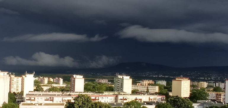 Villámárvíz volt Pécsett, nem hagyják a zivatarok