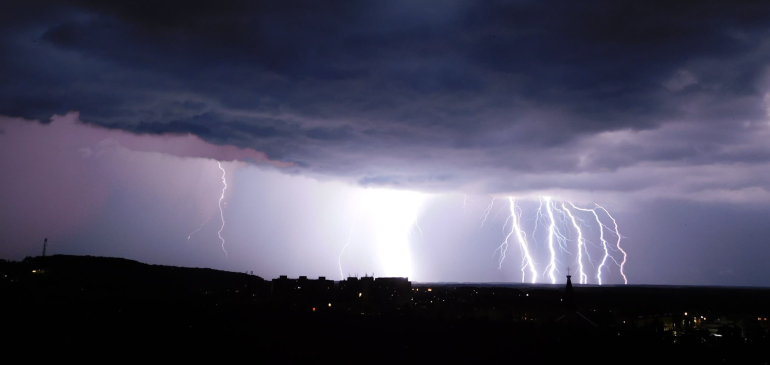 Villámfényes volt az este nyugaton