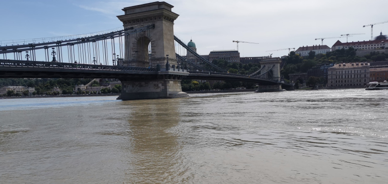 Már csak centikre volt a Duna a budapesti alsó rakpartoktól péntek délután