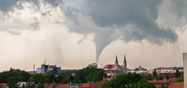 Tornádót hozott magával a Szombathelyre lecsapó szupercella