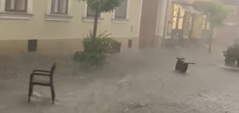Székeket csent a hömpölygő víz Szentendrén