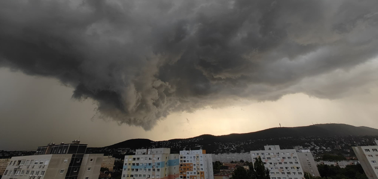 Özönvízzel csapott le a vihar Budára