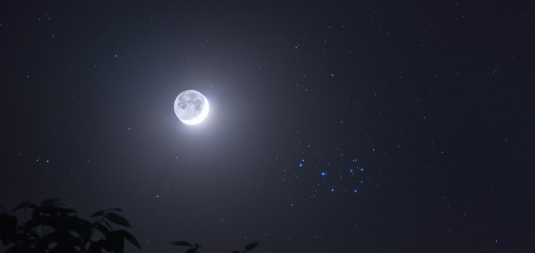 A holdsarló alatt ragyogott a Jupiter