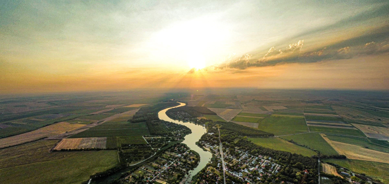 Marad a pokoli hőség, a hidegfrontok csak érintenek bennünket