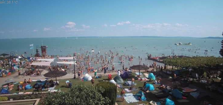 Nyüzsögtek az emberek a Balatonban
