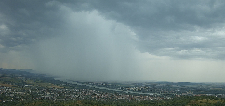 Esőfüggönnyel érkeztek a zivatarok a Pilisbe és a Dunakanyarba