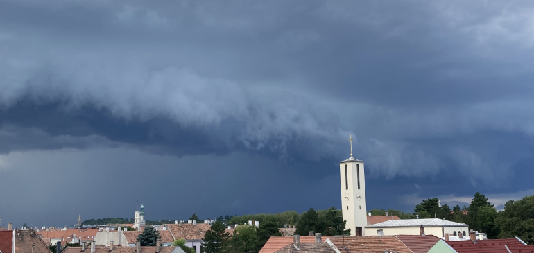 Viharos széllel és zivatarokkal lépett be a hidegfront 