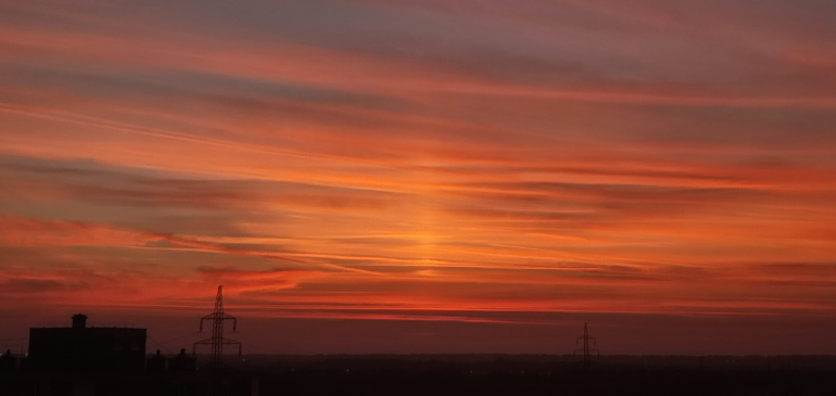 Narancs szőnyegen húzott naposzlopot a nap