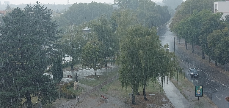 Bugyogtak a csatornák, folyóvá váltak az utak