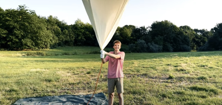 A Balatonba pottyant az apa-fia projekt keretében felengedett ballon