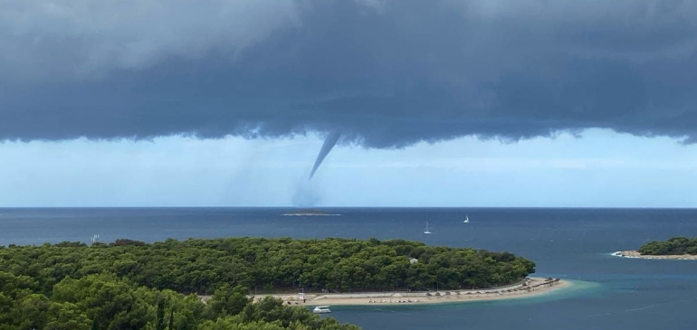 Víztölcsérek bombázták a horvát tengerpartot
