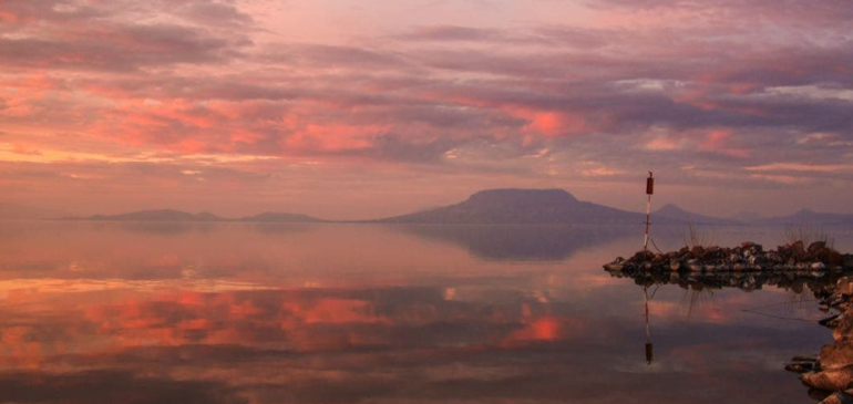 A Balaton vizében tükröződött az alkonyat
