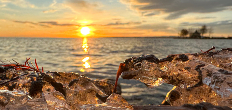 Tomboló szél és olvadozó jeges csodák a Balatonnál