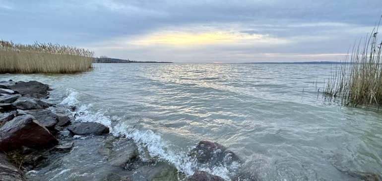 A szeles tájakon enyhe volt a hajnal