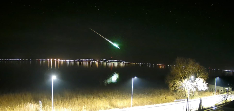 A Balaton vizén tükröződött egy zöld tűzgömb fénye