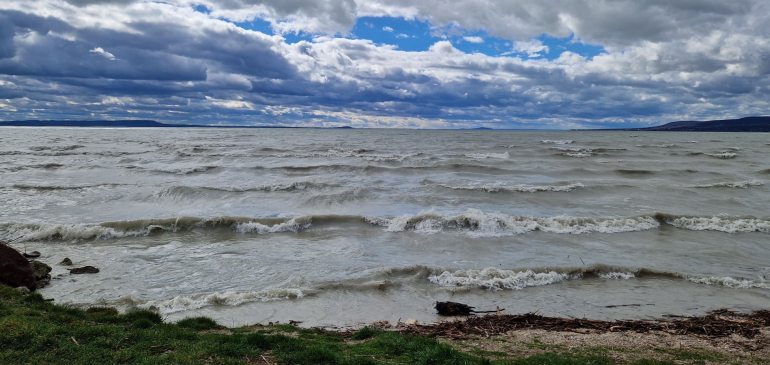 Megbillent a Balaton a viharos szélben
