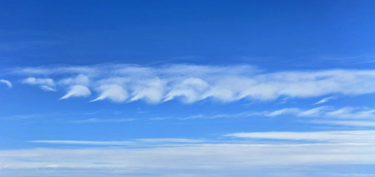 Kelvin-Helmholz felhők hullámoztak a záporok felett
