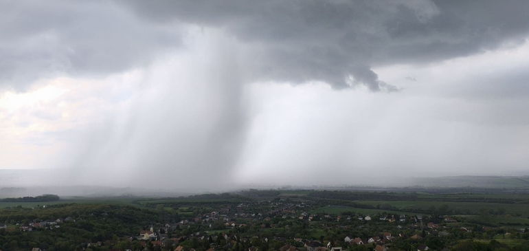 Szekszárdra és Bodajkra is jeges villámárvíz zúdult