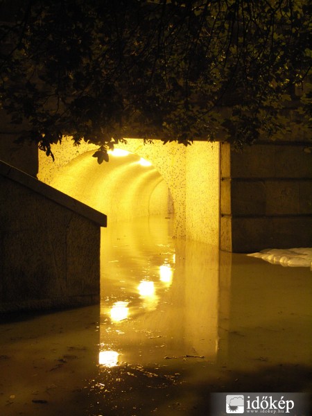 Lánc-híd budai hídfő alatti gyalogos alagút éjfél körül