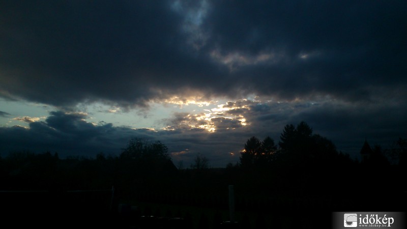 Nap a felhők között