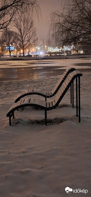 Pihenő napágyak a bujtosi-tó partján 