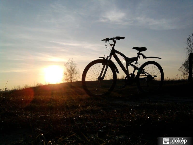Őszi naplemente biciklivel