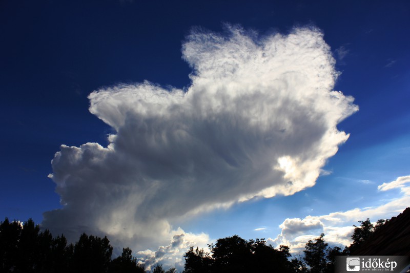 Zivatarfelhő Miskolc felé