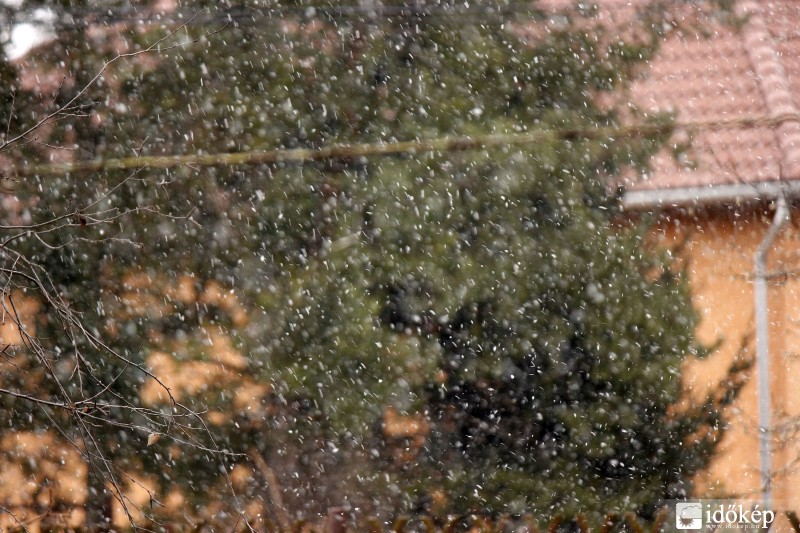 Apró szemű, de sűrű hóesés